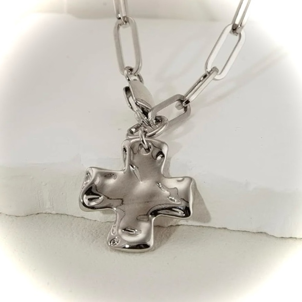 NWT Paperclip Chain W/ Hammered Cross Necklace